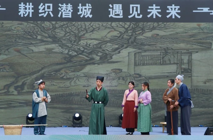 美育浸润花开香，千年《耕织图》焕新彩报道配图